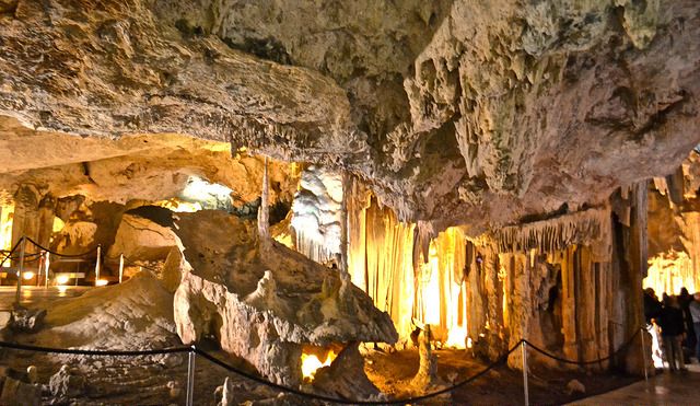 Viajes turísticos cueva de Nerja